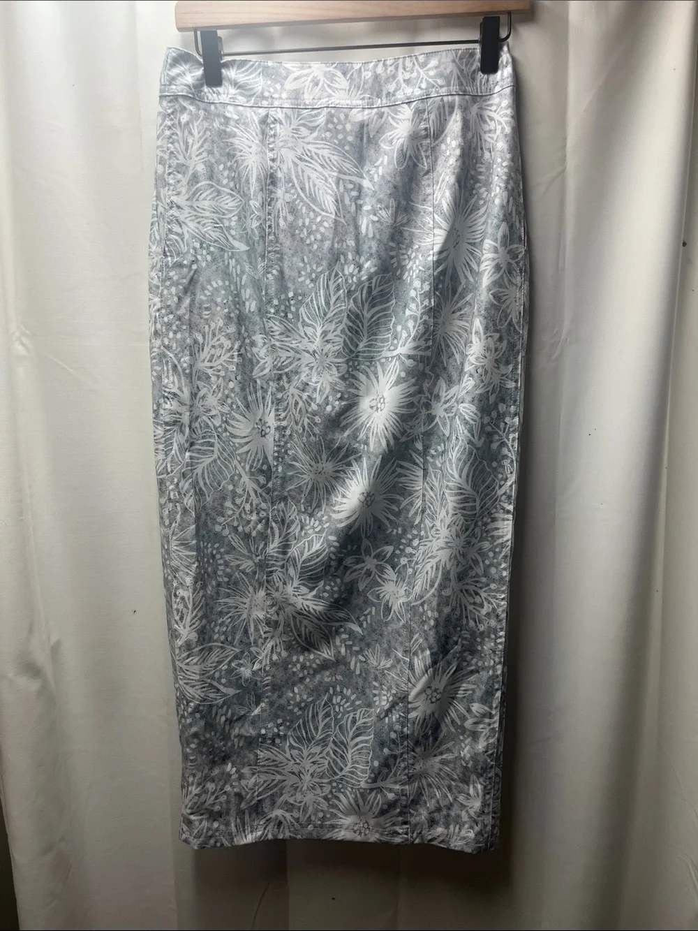 Ripskirt Hawaii Light Gray White Floral Flower Vacation Wrap Maxi Skirt- XS - Picture 4 of 5